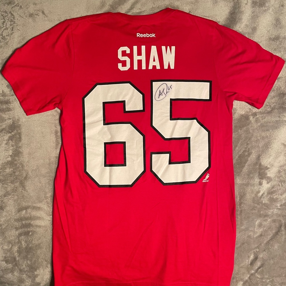 NHL Andrew Shaw autographed Reebok Tee, Sz S🎄🎄